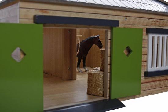 1-24 Scale Horse Stable with 4 Box Storage & Wash Box Q9613