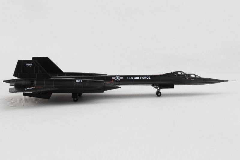 SR-71B 1/200 Aircraft J7826